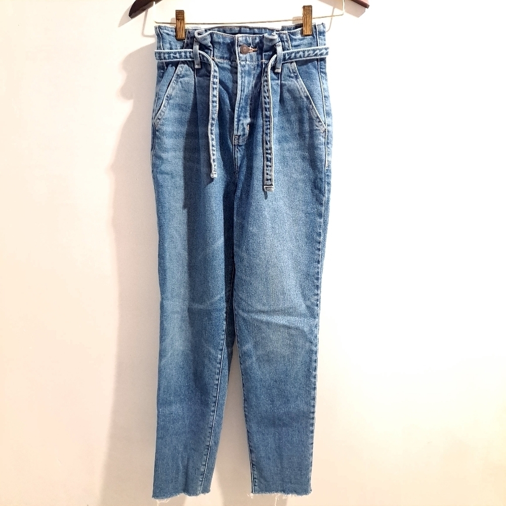 Hollister | ultra high rise mom jean Women's Blue Jean W23 L27